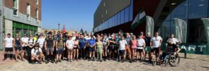 Groepsfoto wandelaars Nijmegen-Rotterdam voor aanvang van de wandeling bij Sporthal De Boog in Nijmegen Noord (Lent)